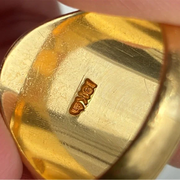 Vintage 18k Gold Crest Ring - Picture 5 of 9